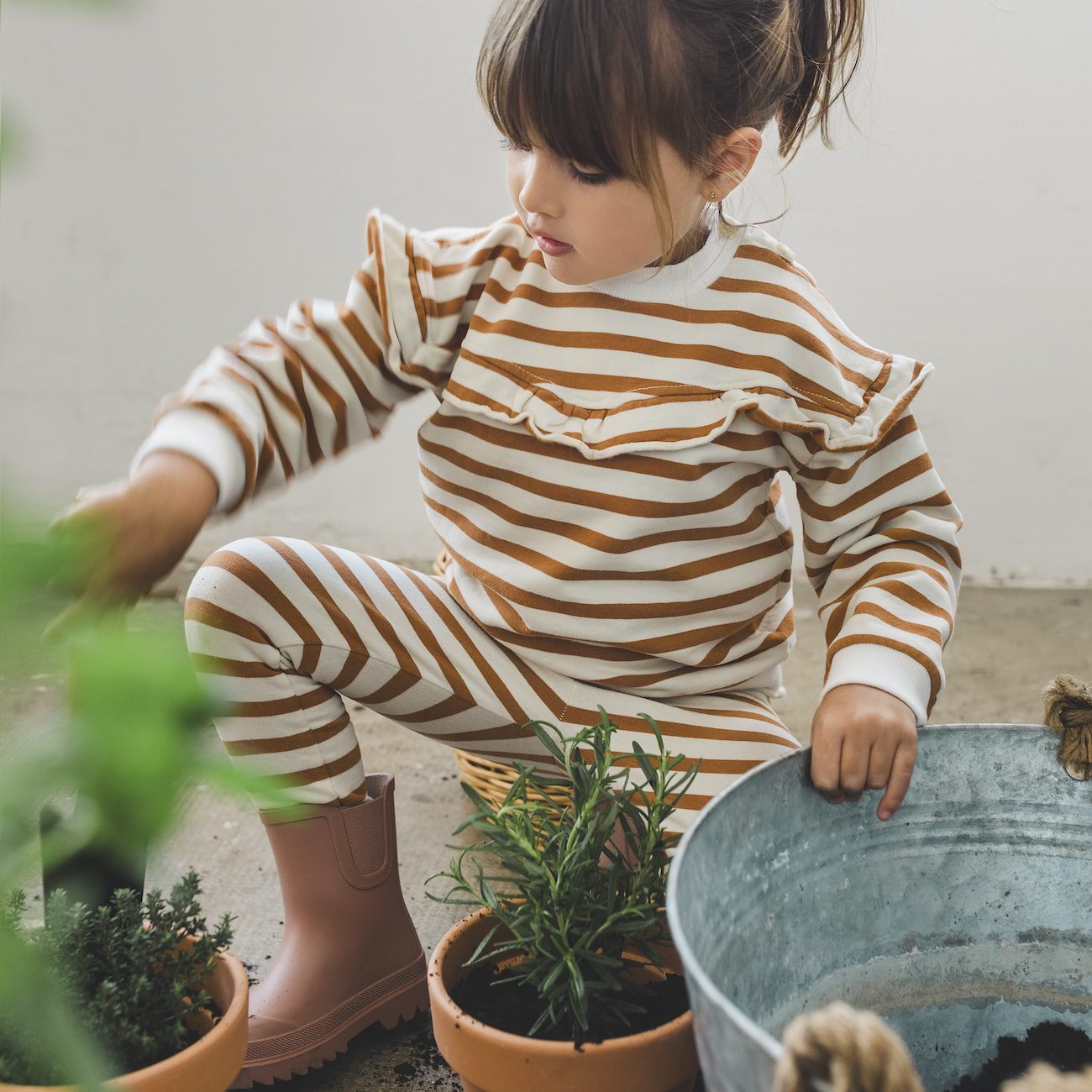 HEN-Striped Frilly Sweatshirt & FOX-knitted Legging | Caramel