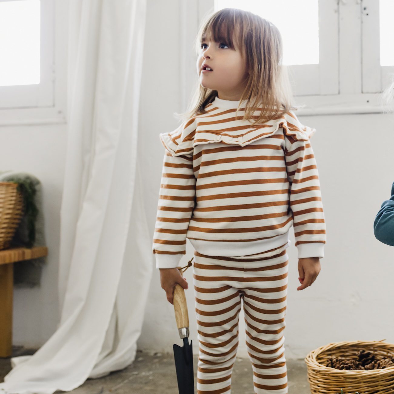 HEN-Striped Frilly Sweatshirt & FOX-knitted Legging | Caramel