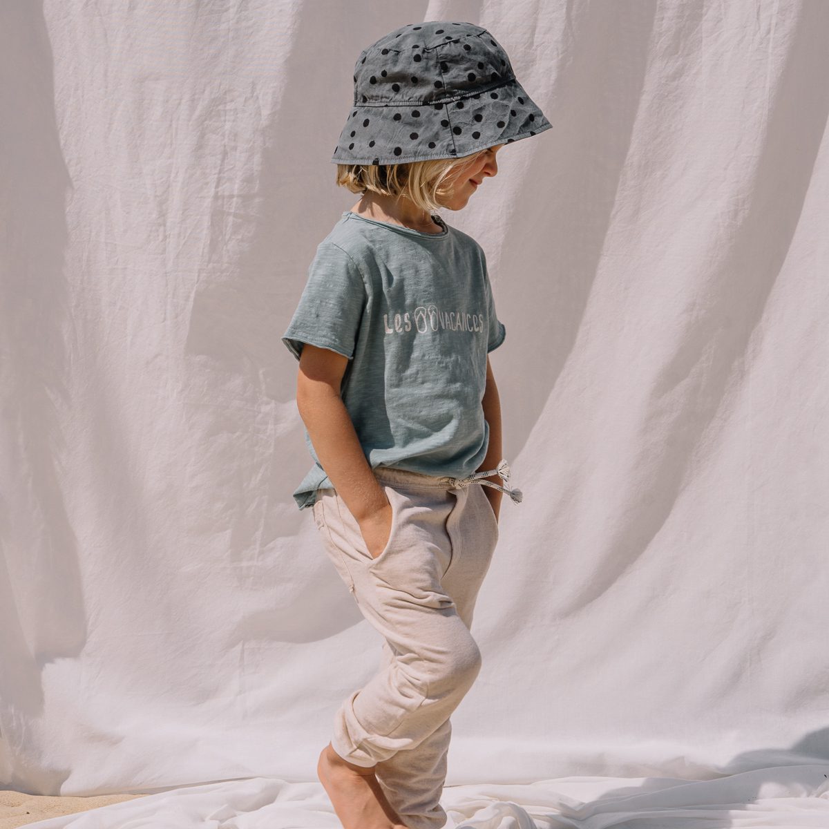 Les Vacances T-Shirt & Fleece Jogging Pant