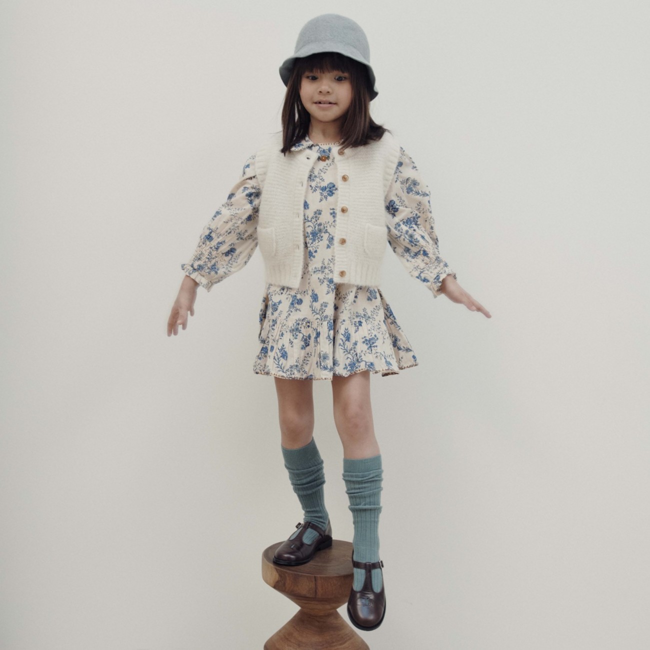 Ecru Sleeveless Cardigan